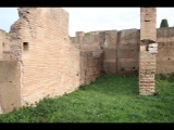 02791 ostia - regio v - insula vi - edificio (v,vi,2) - 2. raum von norden - nordseite - bli ri osten - 01-2024.jpg